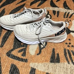 HOKA One One ARAHI 4 ! Size 6.5 !